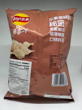 Load image into Gallery viewer, Potatoe Chips Sesame Sauce Hot Flavored Chips by Lays
